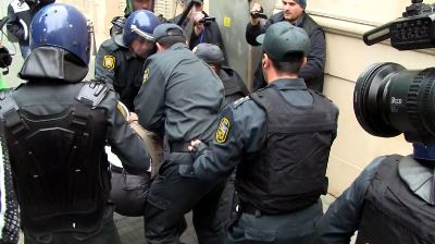Maşında vətəndaşı döyən polis danışdı - VİDEO