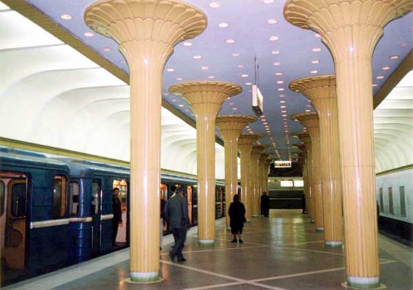 Bakı metrosunda polisi bıçaqladılar