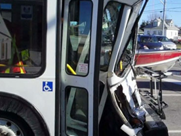 Bakıda 2 sərnişin avtobusu toqquşdu, yaralılar var - Avtobusların 