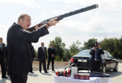 Prezident İlham Əliyev tüfənglə atəş açdı - FOTOLAR
