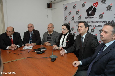 İlqar Məmmədov İsa Qəmbəri, Elşən Musayev isə bütün müxalifəti 