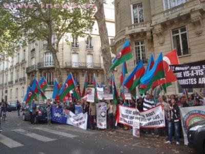 Parisdə Ermənistan səfirliyinin qarşısında 