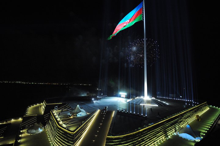 Azərbaycanda ən böyük bayraq meydanı tikilir