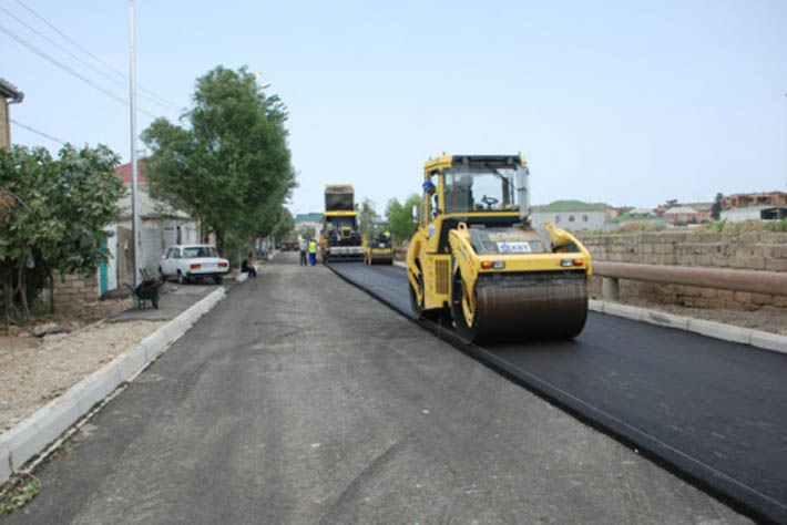 Dağılmış sərhəd yolu təmir olunur