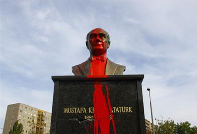 Ermənilər Atatürkün heykəlinə hücum etdilər