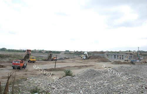 Azərbaycanda yeni salınan körpüdə tamamlanma işləri başa çatır - FOTO