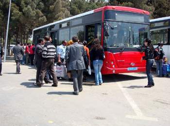 Bakıda sürücü avtobusu müfəttişlərin üzərinə sürdü