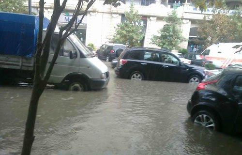 Bakının küçələri yağış sularına qərq oldu - FOTOLAR