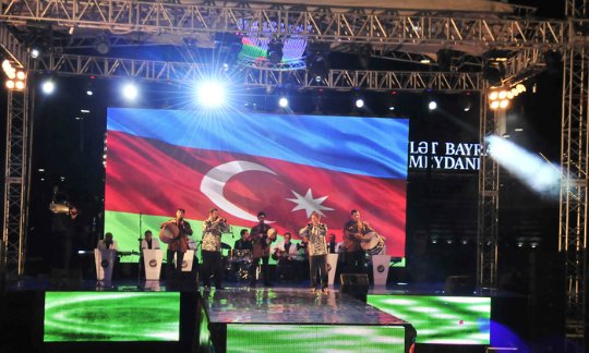 Bakıda Dövlət Bayrağı Günü münasibətilə möhtəşəm konsert keçirildi - FOTOLAR