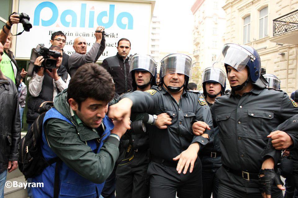 Polis jurnalisti belə yumruqladı - GÜNÜN FOTOSU