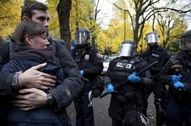 Bakıda sevgililərə öpüşməyə icazə verməyən polisi döydülər