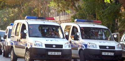 Bakıda öpüşənlərə mane olan polisi maşınla vuran qadın imiş