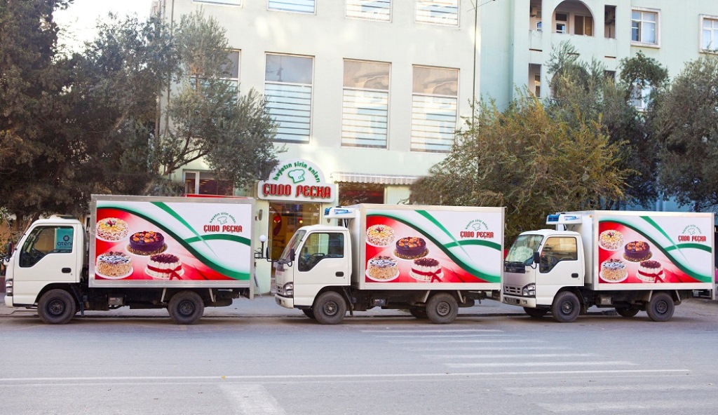Şəhərdə tortlar yeni avtomobillərdə 