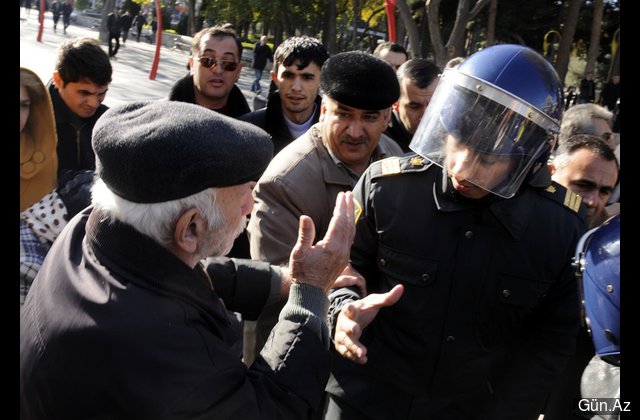 Hakimiyyəti tərifləyən kişini polislər belə apardı - VİDEO