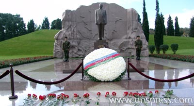 Prezident İlham Əliyev Heydər Əliyevin məzarını ziyarət etdi