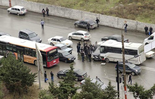 Bakıda sərnişin avtobusu qəza törətdi, yaralanan var - FOTOLAR