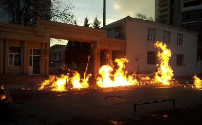 Bakıda universitetin qarşısı od tutub yandı – EKSKLÜZİV FOTOLAR