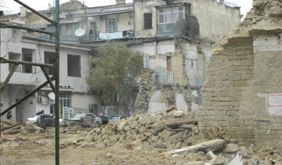 Bakının mərkəzində tarixi bina söküldü – FOTOLAR