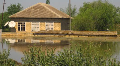 Azərbaycanda evləri su basdı, sakinlər köməksiz qaldı