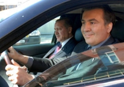 Prezident dövlətin pulu getməsin deyə anasının maşınında gəzəcək