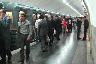 Bakı metrosunda kişi özünü qatarın altına atdı – ŞOK