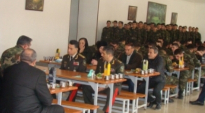 Ramil Usubov əsgərlərlə bayram süfrəsinə əyləşdi