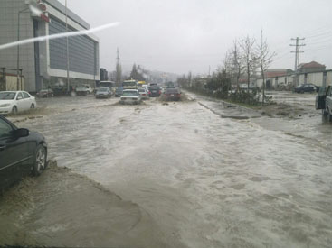 Bakının tanınmış prospektini sel aparır - FOTOLAR