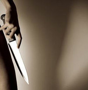 Ər arvadını küçədə 15 dəfə bıçaqladı