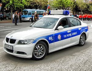 Bakıda yol polisi mikrofonla dönər sifariş verdi və işdən qovuldu