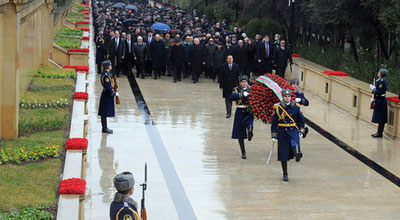 Prezident İlham Əliyev Şəhidlər xiyabanını ziyarət etdi