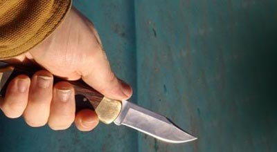 20 yanvar günü evinə qonaq gələni bıçaqladı