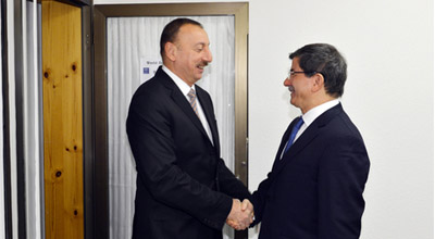 Prezident İlham Əliyev Davosda Əhməd Davudoğlu ilə görüşdü