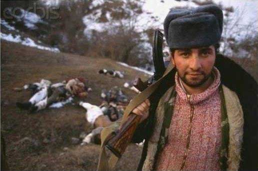 Bu erməni Xocalıda insanları öldürüb onlarla şəkil çəkdirdi - FOTO