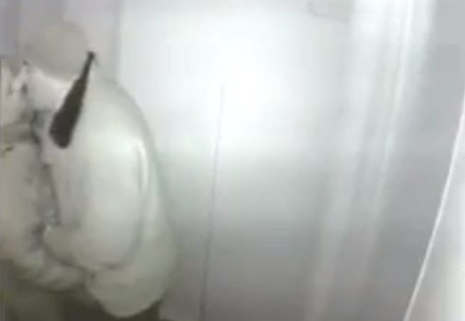 Bakıda iki kişi liftdə dodaq-dodağa öpüşdü –  ŞOK VİDEO (16+)