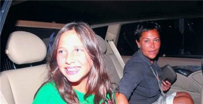 Hülya Avşarın qızı rəqib gördüyü qızı çayla yandırdı - FOTOLAR