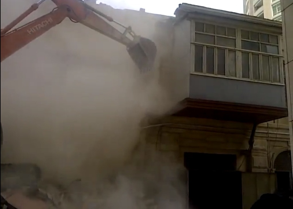Bakının mərkəzində evlər söküldü –  VİDEO - FOTOLAR