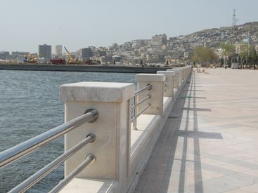 Bakı bulvarında 1 nəfər özünü dənizə atdı