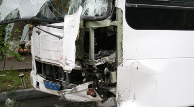 Əyləci işləməyən avtobus qəza törətdi: yaralılar var