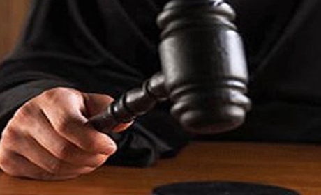 Oğlunu boğaraq öldürən ananın məhkəməsi başladı