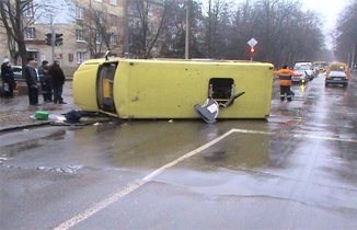Avtobus aşdı: 17 nəfər öldü