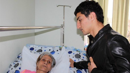 Araz Abdullayev maşınla vurduğu qadına baş çəkdi -  FOTOLAR 
