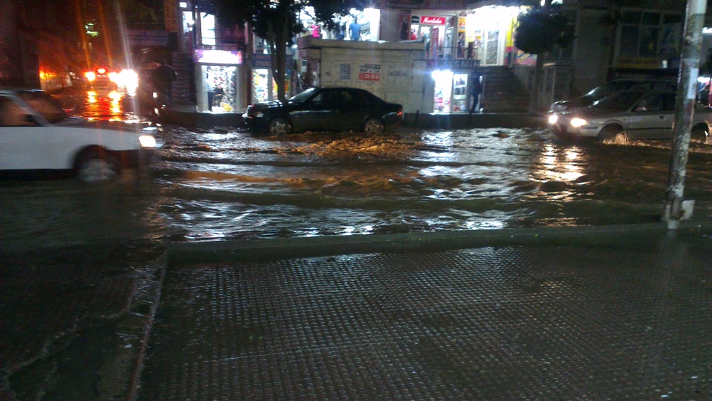 Bakıya yağan güclü yağış dəhşətli tıxaca səbəb oldu - FOTOLAR - VİDEOLAR