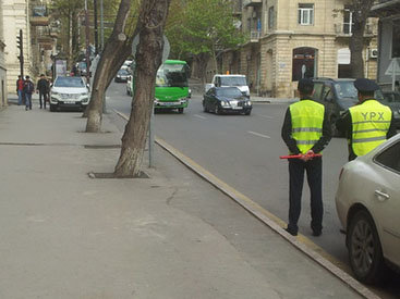 Bakıda yol polisinin gözü önündə qanunsuzluq -  FOTOLAR 