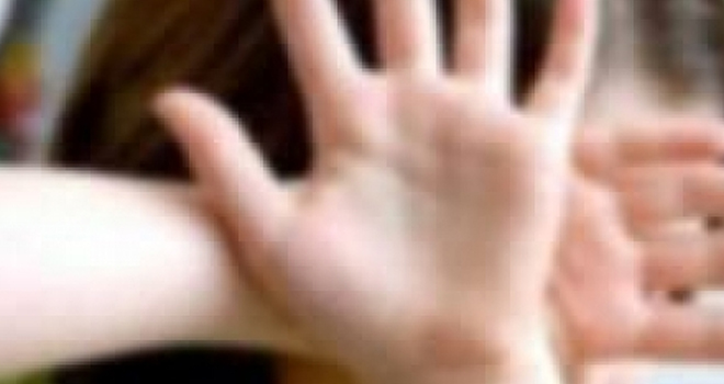 Həkim 20 yaşlı qızı zorladı