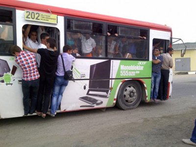 Bakıda avtobusda 5 qəpik üstündə dava düşdü -  VİDEO 