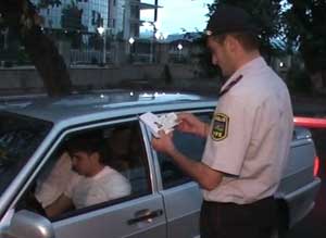 Bakıda maşınla yol polisini vurdular