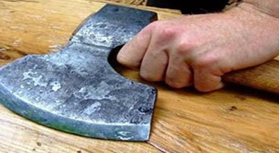 Azərbaycanda ata qızını baltalayaraq qətlə yetirib