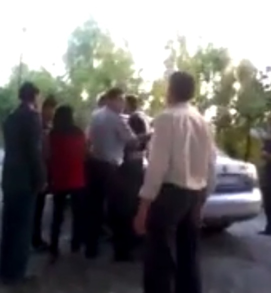 Azərbaycanda yol polisi ilə vətəndaşlar arasında dava düşdü - 	 VİDEO 