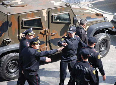 Bakıda qadın polis əməkdaşı vətəndaşla əlbəyaxa oldu
