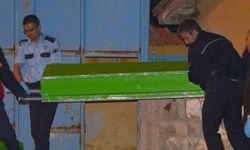 19 yaşlı oğlan evə gəldi, ata-anasını və bacılarını öldürdü, pişiyinin başını kəsdi, getdi